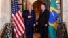 El entonces presidente Donald Trump posa para una foto con el mandatario brasileño Jair Bolsonaro, antes de una cena de trabajo en Mar-a-Lago, en Palm Beach, Florida, el 7 de marzo de 2020.