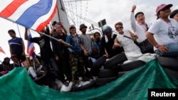 Para demonstran anti-pemerintah di Bangkok mengkonfrontasi polisi anti-huru hara Thailand (14/2). (Reuters/Damir Sagolj)