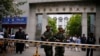 乌鲁木齐发生炸弹袭击后武警在第五中学门前站岗（2014年5月23日）