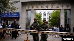 乌鲁木齐发生炸弹袭击后武警在第五中学门前站岗（2014年5月23日）