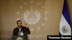 El presidente de El Salvador, Nayib Bukele, habla durante una ceremonia con la policía, el 30 de octubre de 2020.