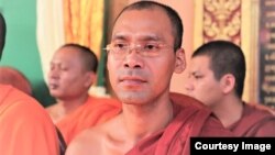 ព្រះសង្ឃ សឺន ទី ត្រូវបានអាជ្ញាធរវៀតណាមសួរនាំ ហើយបានចោទព្រះអង្គថា បានរំលោភច្បាប់ប្រព័ន្ធអ៊ីនធឺណិតរបស់វៀតណាម។ 