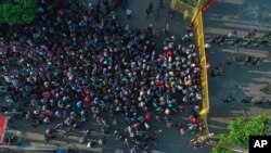 Migrantes centroamericanos se aglomeran en Tecun Uman, en la frontera entre México y Guatemala, el 2 de noviembre del 2018. (AP Photo/Oscar Rivera, File)
