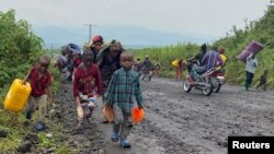 Des civils fuient après des tirs nourris qui ont fait craindre une avancée des rebelles du M23 à Sake près de Goma, le 9 février 2023.
