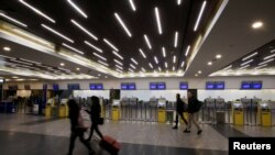 Personas caminan en el aeropuerto Jorge Newbery de Buenos Aires, Argentina, en esta imagen del 29 de mayo de 2019. Reuters/Agustin Marcarian.