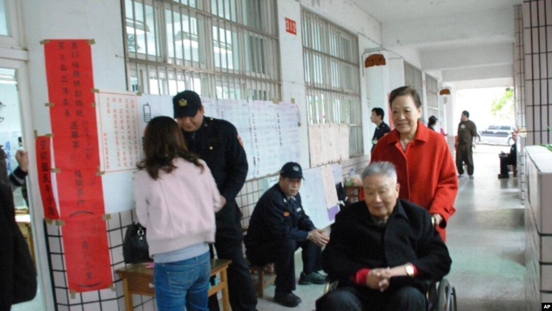 有長者坐輪椅到投票站投票