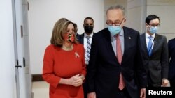 រូបឯកសារ៖ អ្នកស្រី Nancy Pelosi ប្រធាន​រដ្ឋ​សភា​សហរដ្ឋអាមេរិក (ឆ្វេង) និង​លោក Chuck Schumer មេដឹកនាំ​គណបក្ស​​ប្រជាធិបតេយ្យ​នៃ​ព្រឹទ្ធសភា​ ជជែក​គ្នា​នៅ​វិមាន​សភា ក្នុង​រដ្ឋធានី​វ៉ាស៊ីនតោន ថ្ងៃទី២០ ខែធ្នូ ឆ្នាំ២០២០។ 