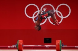 Julio Mayora celebra con una pirueta el 28 de julio en Tokyo. Foto: Reuters.