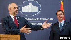 Albanian Prime Minister Edi Rama (L) and his Serbian counterpart Aleksandar Vucic attend a news conference after their meeting in Belgrade, Serbia, Nov. 10, 2014.