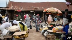 Des gens achètent des produits alimentaires sur un marché d’Owo, dans le sud-ouest du Nigeria, le 7 juin 2022.