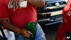 Un trabajador coloca gasolina a un vehículo en una estación de petrolera estatal de PDVSA en Caracas, Venezuela, el 3 de enero de 2020.