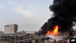Petugas pemadam kebakaran bekerja untuk memadamkan api di gudang di pelabuhan di Beirut, Lebanon, 10 September 2020. (Foto: dok).
