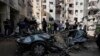 Para petugas tanggap darurat membereskan reruntuhan di lokasi yang menjadi target serangan Israel di pinggiran Kota Beirut, Lebanon, pada 22 September 2024. (Foto: AP/Bilal Hussein)