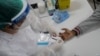 Un trabajador de la salud administra una prueba de COVID-19 durante una campaña de vacunación de tres días para personas mayores de 35 años en el Complejo da Maré favela, en Río de Janeiro, Brasil, el 29 de julio del 2021.