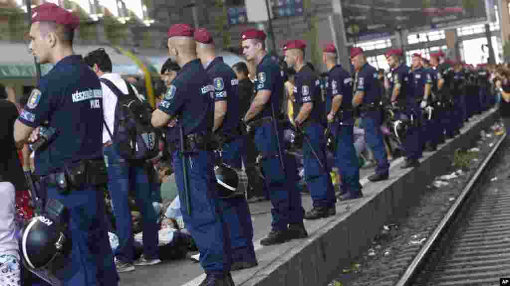 Dan Sanda na jira a tashar jirgin kasan Keleti da ke Budapest, yanzu ana barin 'yan Ci Rani su shiga tashar amma a yanzu jiragen da ke jigila kai tsaye daga Budapest zuwa kudancin turai zuwa sun daina aiki har sai wani lokaci. Satumba 3, 2015. 