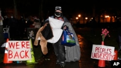 Personas con sus pertenencias abandonan un campamento instalado por manifestantes pro-Palestina tras la llegada de la policía para un operativo en el campus de la Universidad del Sur de California, el domingo 5 de mayo de 2024, en Los Ángeles.