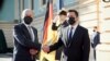 Kanselir Jerman Olaf Scholz (kiri) bertemu Presiden Ukraina Volodymyr Zelenskiy di Kyiv, Ukraina (14/2). 