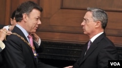 El presidente de Colombia, Álvaro Uribe condecoró con el Gran Collar de la Orden de Boyacá al presidente entrante, Juan Manuel Santos.