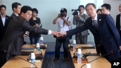 韓國和朝鮮談判代表握手