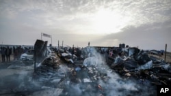 Warga Palestina melihat kehancuran pasca serangan Israel yang menyebabkan para pengungsi tinggal di Rafah, Jalur Gaza, Senin, 27 Mei 2024. (AP/Jehad Alshrafi)