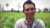 រូប​ឯកសារ៖ លោក​ អ៊ូ សុខុន ​អាយុ​៥១​ឆ្នាំ​ ​កសិករ​ម្នាក់​ទៀត​ ​ជា​អតីត​ទាហាន​ខ្មែរ​ក្រហម​ ​នៅ​ស្រុក​អន្លង់វែង​ ​ថត​ក្នុង​ចម្ការ​ដំឡូមី​របស់​លោក​ ​នា​ថ្ងៃ​ទី០២​ខែ​សីហា​ឆ្នាំ​២០១៦។ (នៅ វណ្ណារិន/VOA) 