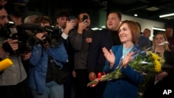 Մոլդովայի նախագահ Մայա Սանդուն տոնում է իր համախոհների հետ հաղթանակը, երբ հայտարարում են նախագահական ընտրությունների երկրորդ փուլի նախնական արդյունքները, Քիշնև, Մոլդովա, 2024 թվականի նոյեմբերի 3-ի