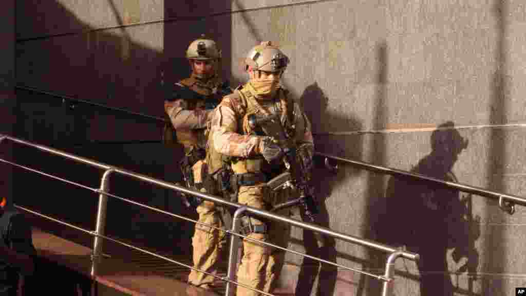 Des soldats quittent l'hôtel Radisson Blu, après avoir libéré des otages, à Bamako, au Mali, 20 novembre 2015. 