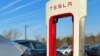 La compañía fabricante de automóviles eléctricos hará actualización del asistente de autopiloto a millones de vehículos en Estados Unidos. [Foto: Reuters]
