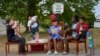 Los niños se reúnen para vender papas fritas, el martes 17 de septiembre de 2024, en Springfield, Ohio. Algunos no pudieron ir a la escuela debido a las amenazas de bomba en sus escuelas. [Foto: AP]