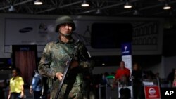 Seorang polisi patroli di Rio de Janeiro, Brazil (foto: dok).