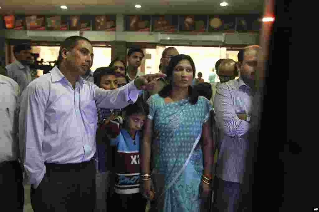 Indians watch the live telecast of the launch of Polar Satellite Launch Vehicle carrying India's Mars spacecraft from the east-coast island of Sriharikota, Nov. 5, 2013.
