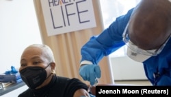 Vaccination contre le coronavirus dans un hôpital du quartier de Manhattan à New York, aux États-Unis, le 25 février 2021.