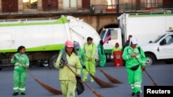 Operarias de limpieza barren la plaza del Zócalo, en Ciudad de México, el 9 de marzo de 2020.