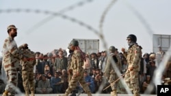 Warga menunggu untuk menyeberangi Afghanistan di pos perbatasan Chaman, Pakistan. (Foto: Dok)