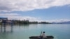 Seorang warga kecamatan Nainggolan, Pulau Samosir tengah mengayuh sampan di Danau Toba, Sumatera Utara. (Foto: VOA/Anugrah Adriansyah)