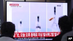 31일 한국 서울역 대합실에 설치된 TV에 북한의 미상 발사체 2발 발사 관련 속보가 나오고 있다.