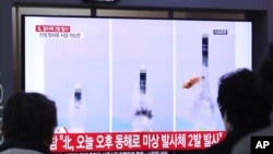 Penayangan berita peluncuran rudal Korea Utara di Stasiun Kereta Api Seoul, Korea Selatan, 31 Oktober 2019. (Foto: dok).