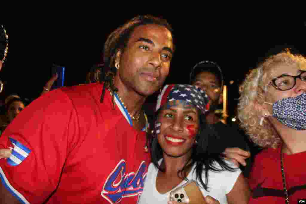 Yotuel, ex integrante de Orishas e intérprete de "Patria y Vida" es clamado por exiliados que se reunieron en la Calle 8 en Miami, Florida, en apoyo a las protestas sucedidas en la isla el domingo 11 de julio de 2021. Foto: Luis F. Rojas, VOA.
