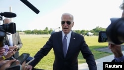 El presidente Joe Biden conversa con los periodistas en los jardines de la Casa Blanca, el 25 de mayo de 2021.