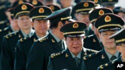 中国解放军代表团来到北京人民大会堂外面。（资料照）