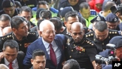 Mantan Perdana Menteri Malaysia Najib Razak (tengah), saat tiba di gedung pengadilan di Kuala Lumpur, Malaysia, 4 Juli 2018.