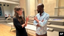Mamadou Diallo, un senegalés de 39 años, habla con la reverenda Anne Marie Witchger en la iglesia de San Marcos el miércoles 22 de mayo de 2024, un templo episcopal del bajo Manhattan que opera un "centro de bienvenida" para migrantes.