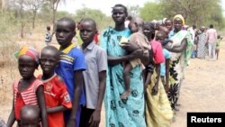 Warga yang mengungsi akibat pertempuran antara pasukan pemerintah dan pemberontak di kota Malakal, negara bagian Upper Nile (2/5). (Reuters/Denis Dumo)