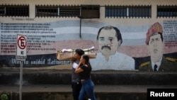 ARCHIVO: Preparativos previos a la ceremonia de juramentación del presidente de Nicaragua, Daniel Ortega, en Managua el 10 de enero de 2022.