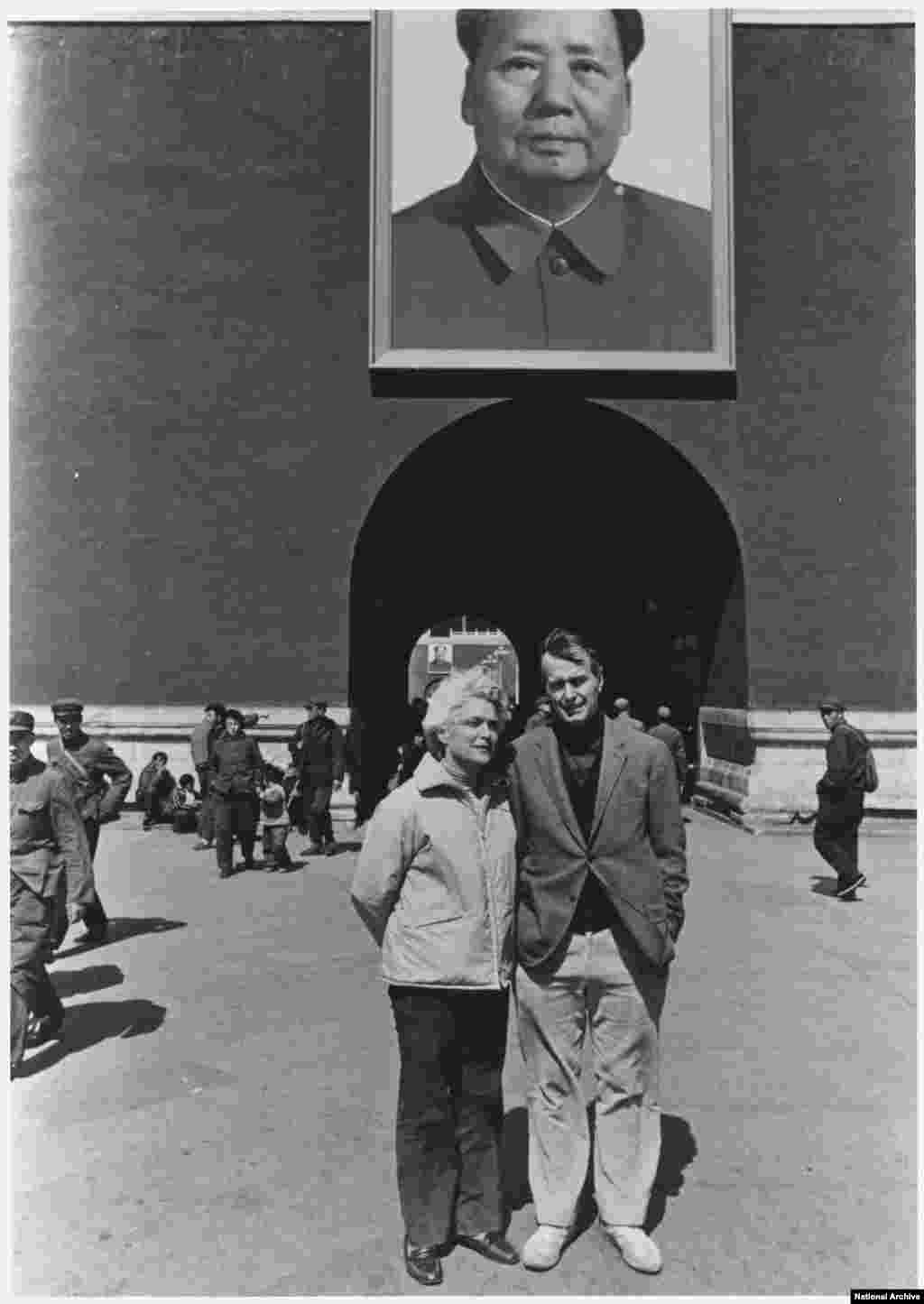 1975年美国驻北京联络处主任乔治·布什(老布什)和夫人在北京天安门前。乔治•布什(George H. W. Bush)在1974-1975间出使北京。就职前先后经商和从政,曾任美国国会众议员、共和党全国委员会主席、美国驻联合国代表。在从中国返回美国后, 担任中央情报局局长,后来被选为美国副总统,1981年就职。