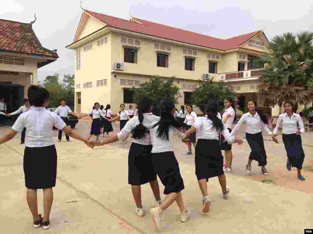 សិស្សស្រីចូលរួមកម្មវិធីពលកម្មនៅវិទ្យាល័យអង្គរ ដែលមានចម្ងាយប្រមាណ២គីឡូម៉ែត្រពីកណ្តាលក្រុងសៀមរាបកាលពីថ្ងៃ សៅរ៍ទី២១ ខែមីនា ឆ្នាំ២០១៥។