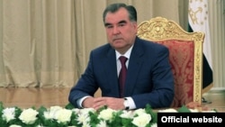 Tojikiston rahbari Emomali Rahmon jurnalistlarni tanqidiy materiallar berishga chaqirib keladi lekin uning siyosatini savolga tuta oladiganlar juda oz. Qo'rqinch hukmron. 