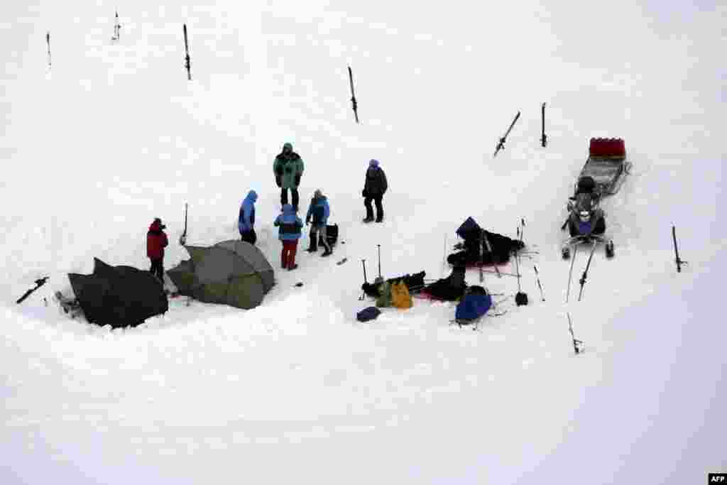 Kamp turis di Svalbard. Seorang turis Ceko diserang oleh beruang kutub di Svalbard di Kutub Norwegia, kata polisi menggambarkan bahaya yang mungkin dihadapi oleh orang-orang yang datang untuk melihat gerhana bulan total minggu ini. (Kredit: Svalbard Police/Arild Lyssand)