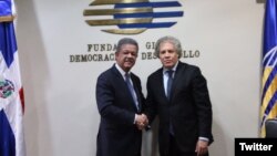 El secretario general de la OEA, Luis Almagro (der.) se reunió el martes 18 de abril con el expresidente de República Dominicana, Leonel Fernández. Foto: Cortesía @LeonelFernandez.