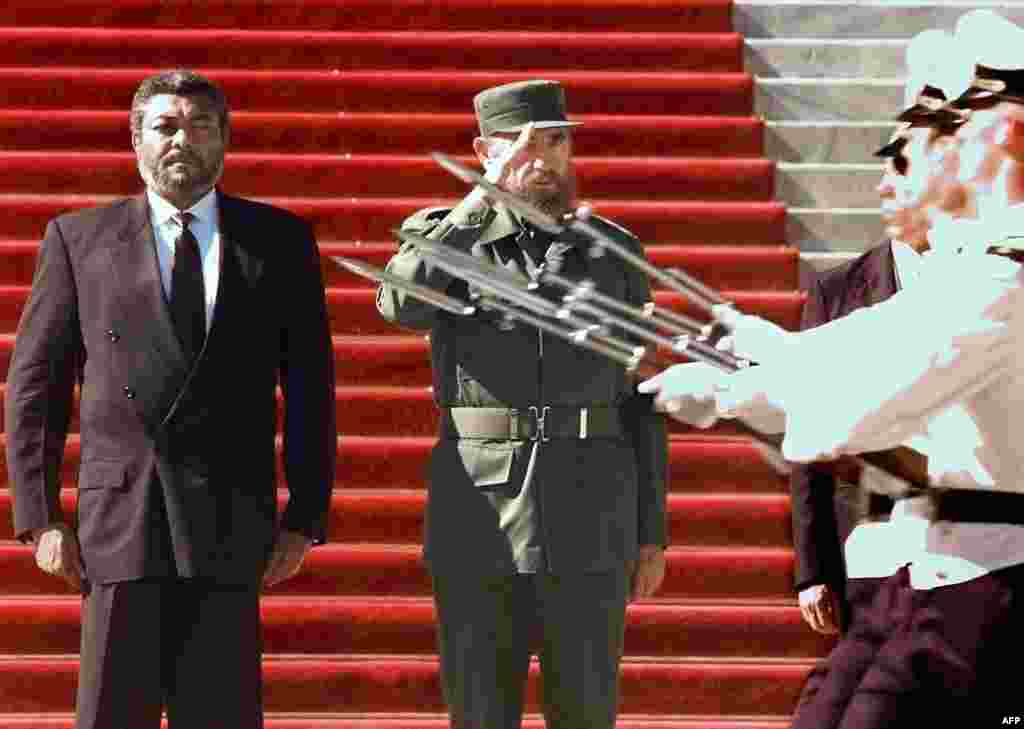 Rais Fidel Castro wa Cuba akimkaribisha rais wa Ghana Jerry Rawlings mjini Havana Septemba 1998